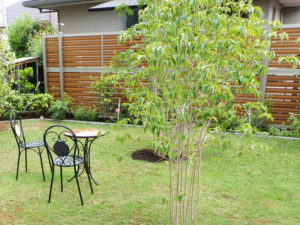フェンスのおかげでプライベート感が…　庭でお茶でもしましょうか
