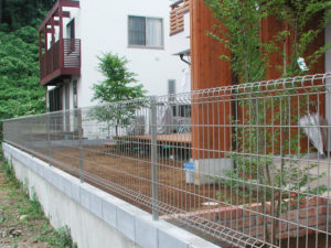 リフォーム後…　南側の境界外柵と中庭の土の入れ替えをしています