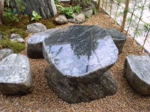 石材のテーブルとイス…　ここに座ってのんびり庭を眺めつつ お茶を