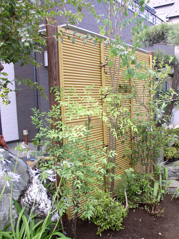 人工竹垣…　つくばいや植栽の背景として雰囲気づくりに便利なアイテムです