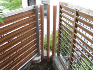 庭をドックランとして使えるように、フェンスのすき間にひと工夫