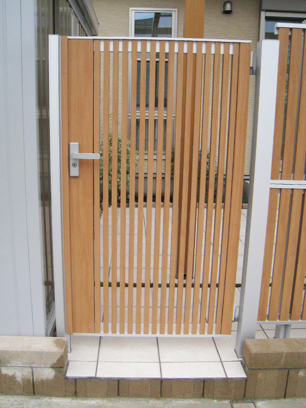 フェンスと合わせたデザインの門扉…　テラスからの出入りに便利